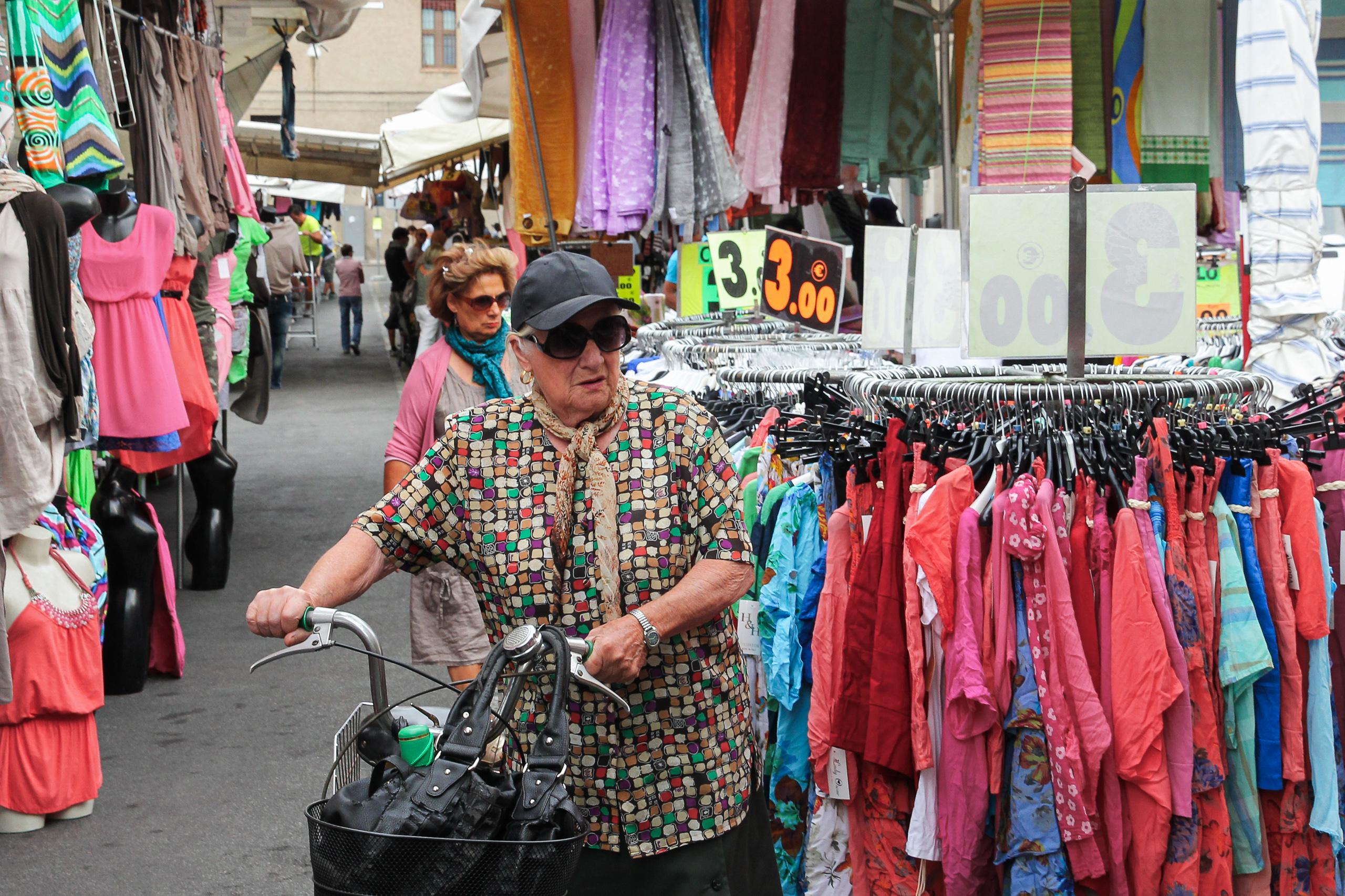 Am Straßenmarkt: mit dem Rad zwischen die Kleiderständer, alles um 3 Euro
